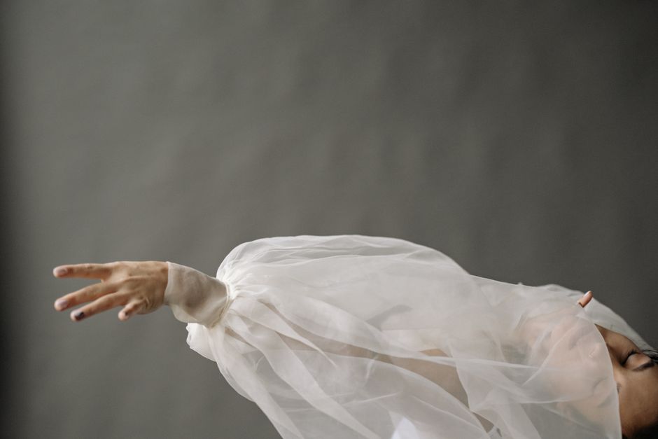 Best fabrics for summer Pakistani formal wear: chiffon vs organza