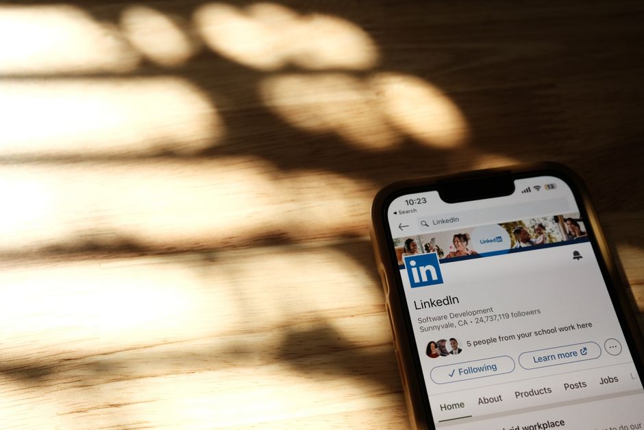 Can EasyJobsApply automatically update my LinkedIn profile after I tailor my resume?
