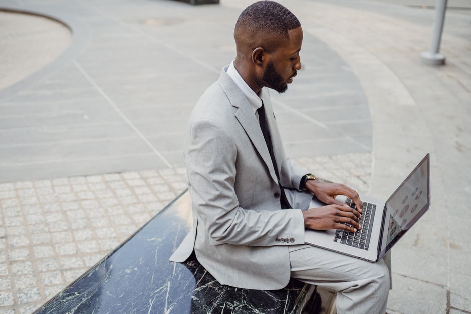 Can EasyJobsApply help me adapt my résumé for a senior leadership position in tech