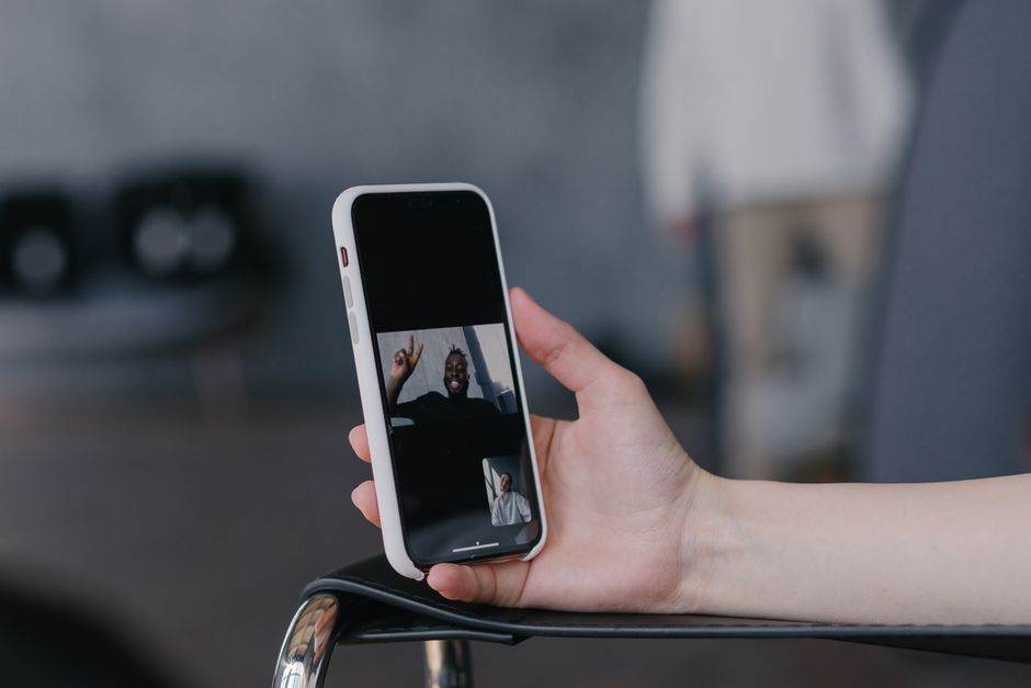 Can EasyJobsApply’s real‑time coach help explain a career transition during a technical phone screen