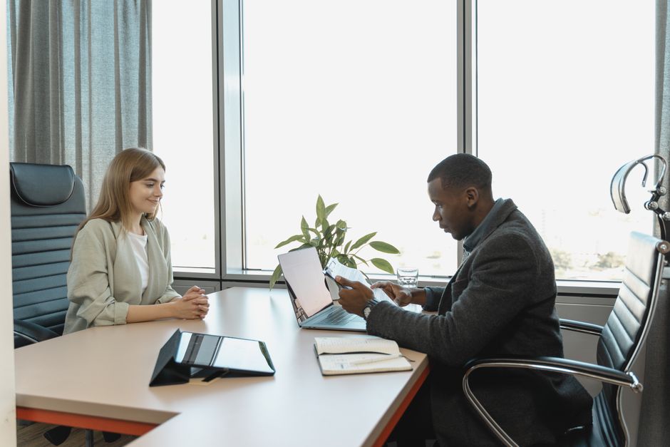 Can I use EasyJobsApply to automatically generate personalized interview prep notes for a specific company?