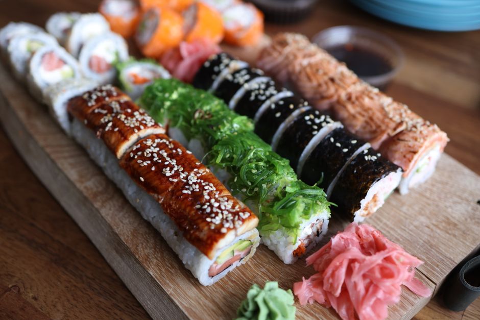 Can the AI Islamic scholar assistant explain the halal status of international fast-food items like sushi or seafood dishes?