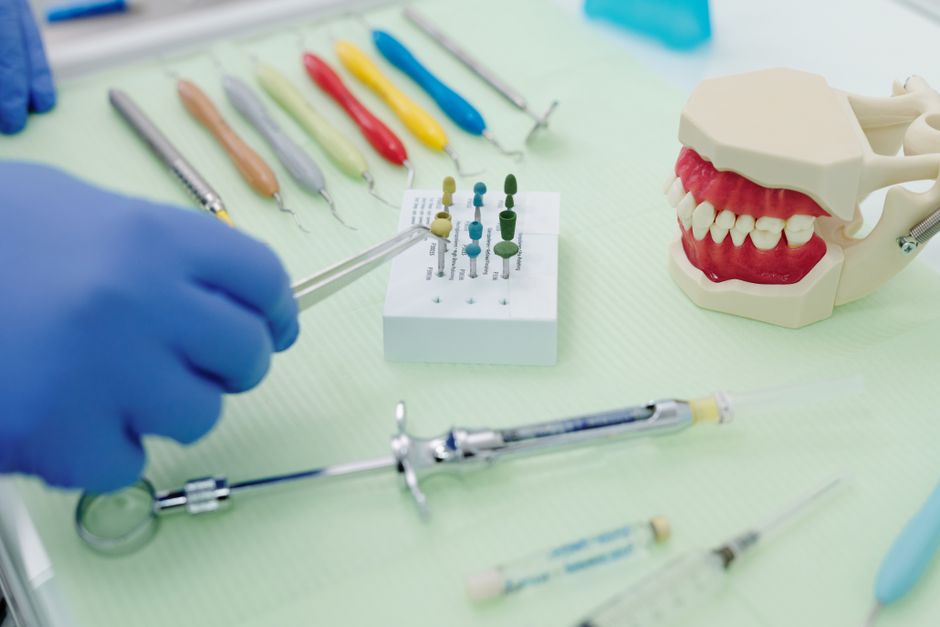 Difference between gingivitis and periodontitis: symptoms and treatment