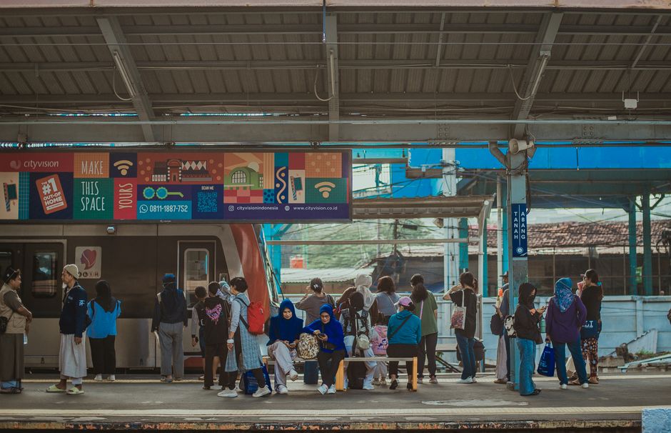 How can I use the smart masjid finder to locate prayer spaces in crowded urban metro stations?