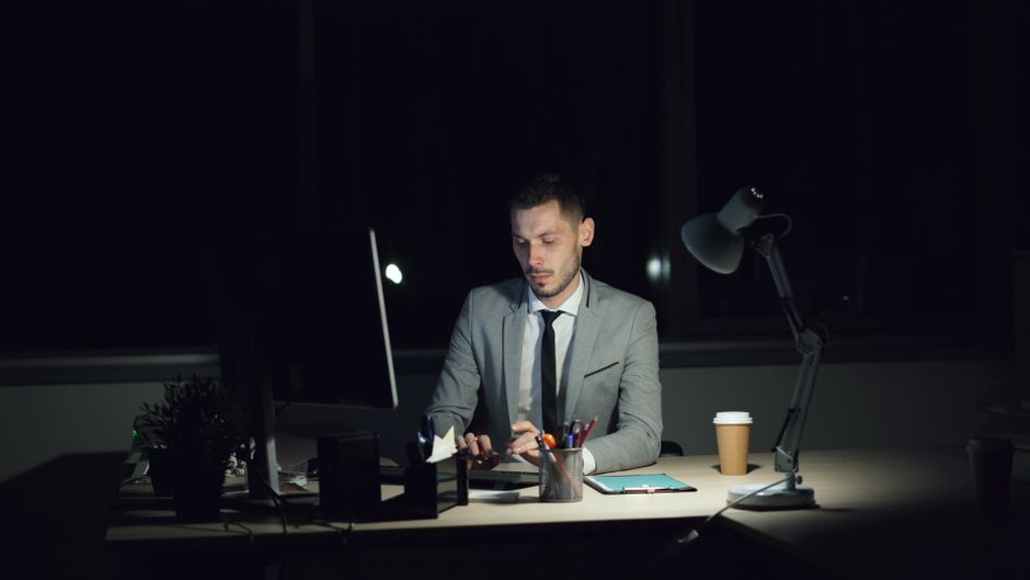 How can professionals working night shifts use the daily Salah guide to maintain proper breathing and posture during long shifts?