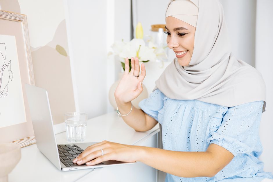 How can remote workers use the daily Salah guide to maintain a consistent prayer routine during virtual meetings?