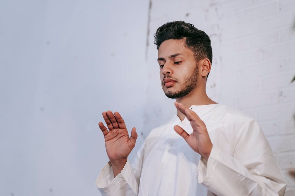 How can the daily Salah guide help beginners improve concentration and mindfulness during prayer