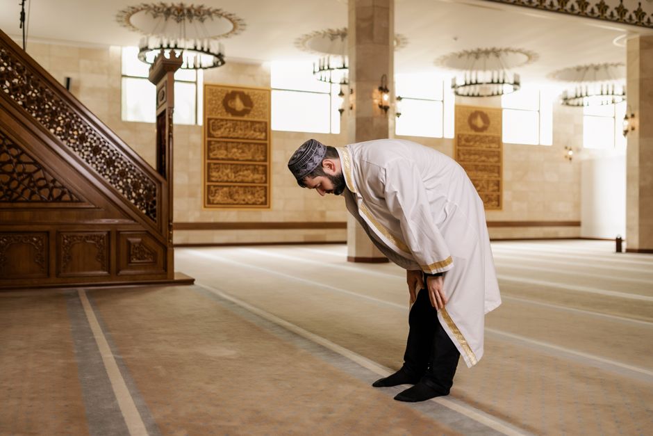 How can the daily Salah guide help people with chronic back pain maintain proper posture?