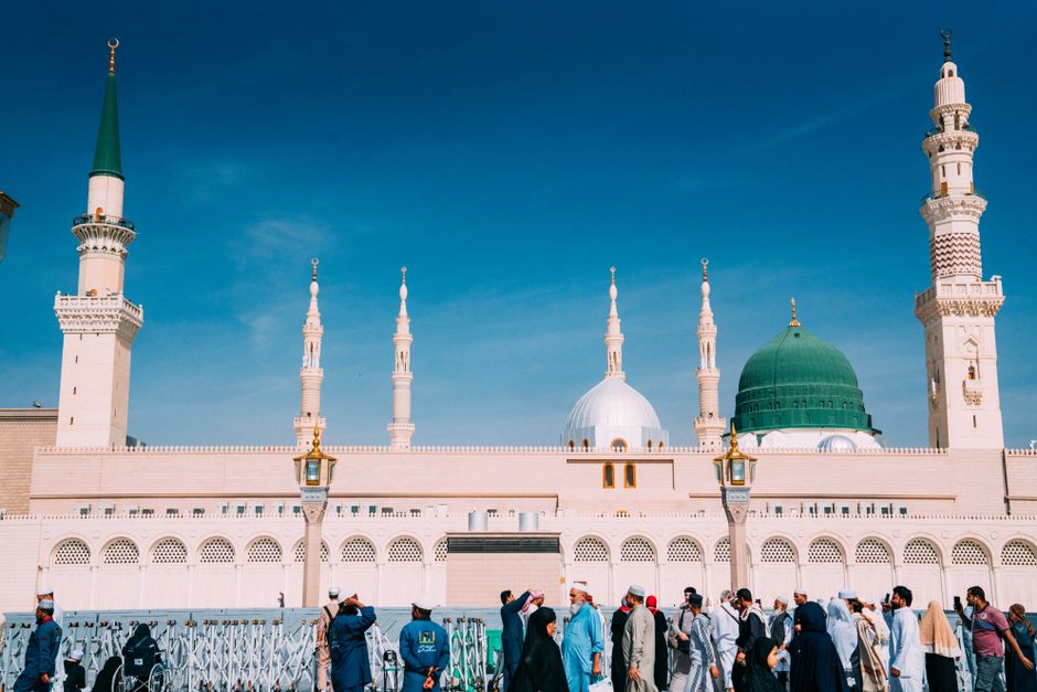 How can travelers use an AI masjid finder to plan prayers while jet‑lagging across time zones?