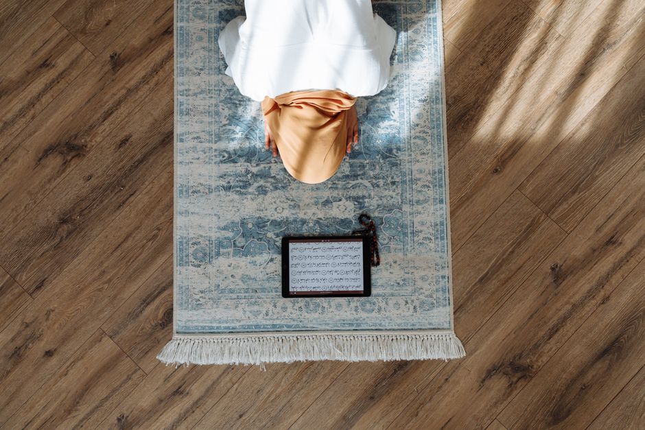 How do AI-powered prayer time apps handle daylight saving changes during Ramadan in high latitude cities?
