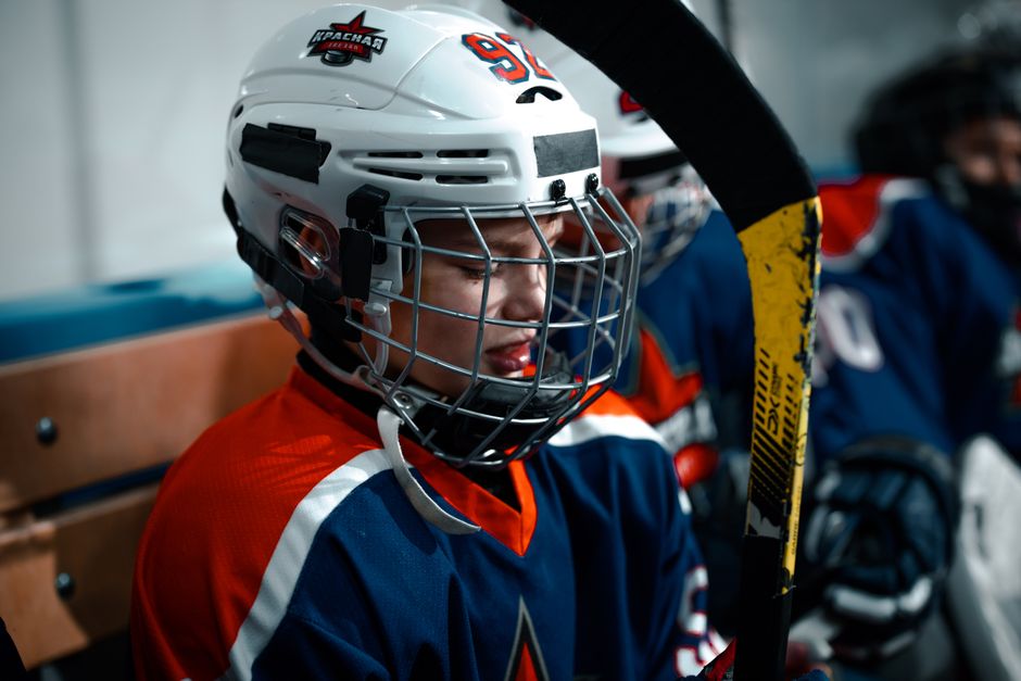 How does a dental hygienist determine the best type of mouthguard for a teenage hockey player in West Vancouver?