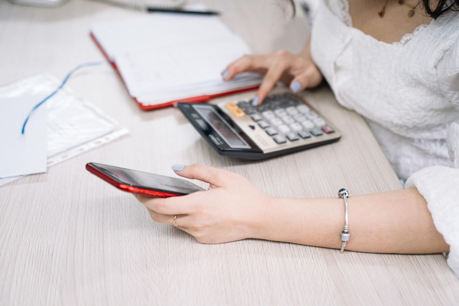 How does AI calculate CRS points for Canadian skilled workers