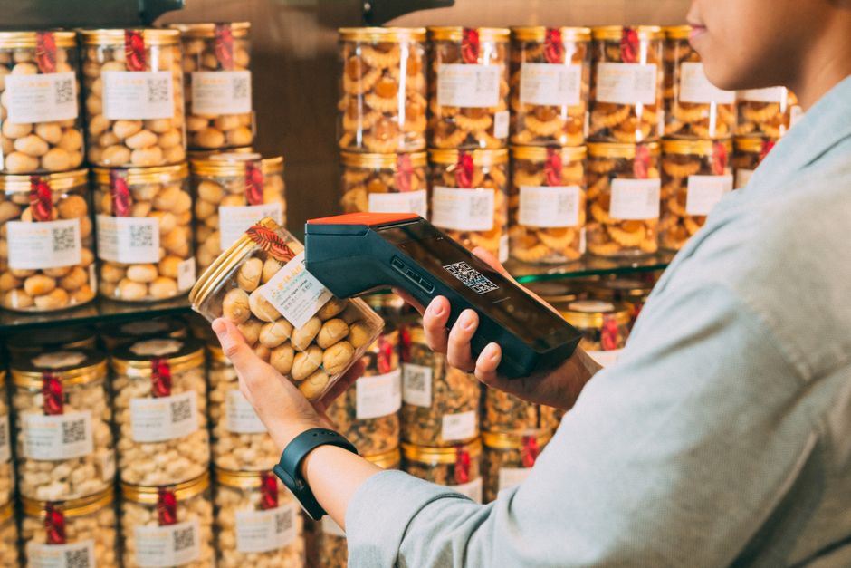How does an AI halal scanner differentiate between synthetic and animal‑based emulsifiers in snack bars?