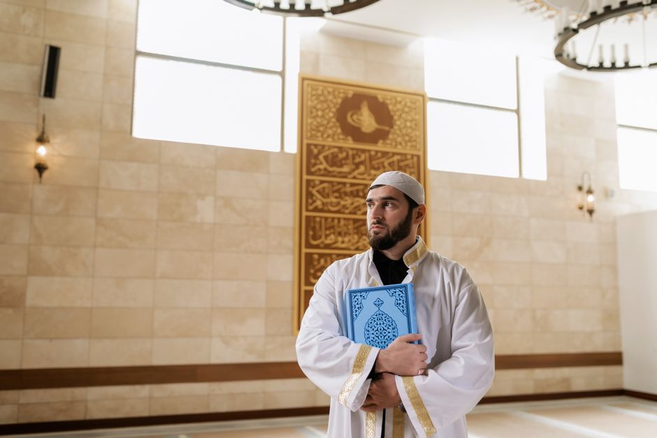 How does an AI Islamic scholar assistant help users understand the difference between Hanafi and Shafi’i rulings on halal certification?
