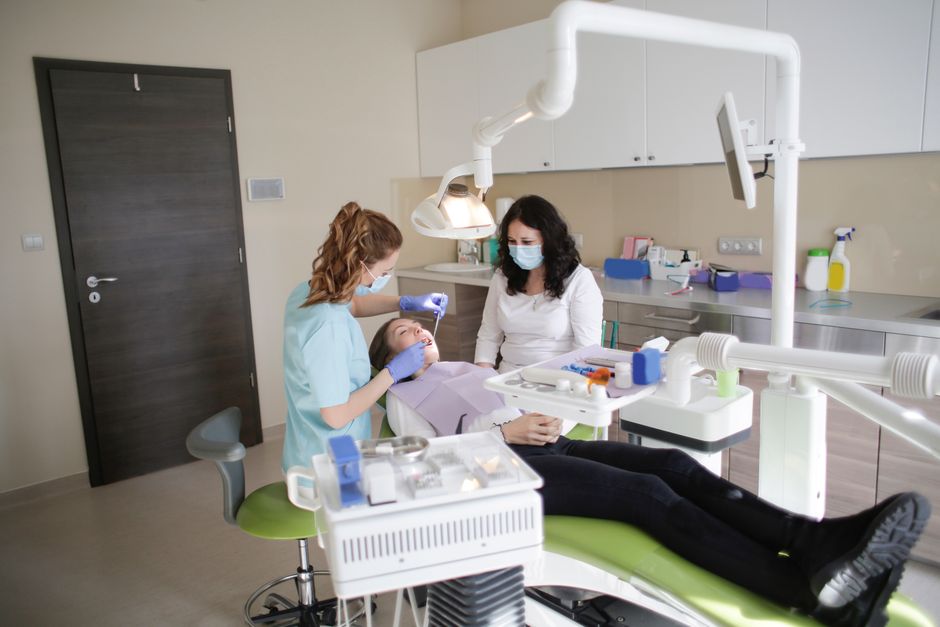 How does an independent dental hygiene clinic differ from a dental office?