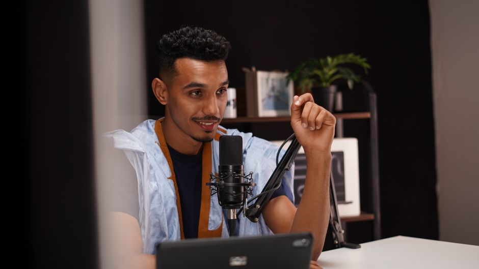 How does EasyJobsApply handle interview transcription for accented English speakers?