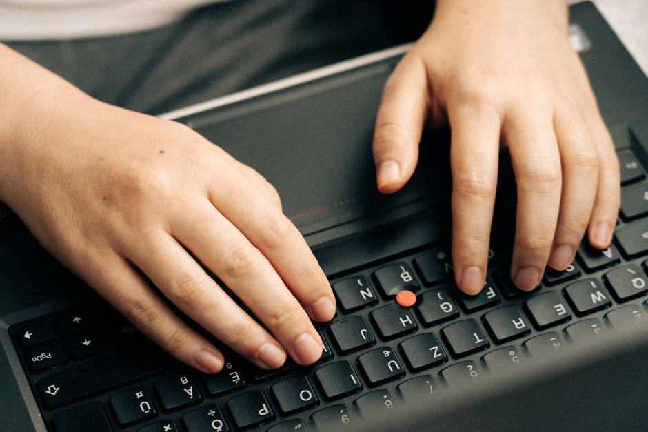 How does EasyJobsApply’s ATS resume checker adjust keyword weighting for senior versus entry‑level tech positions