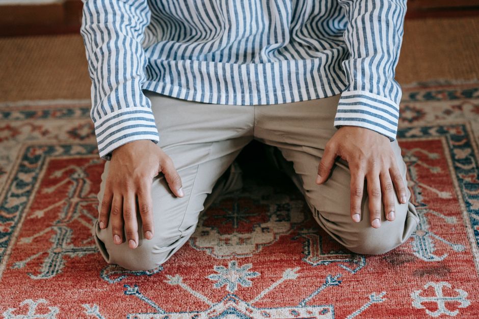 How does the daily Salah guide help people with knee pain maintain correct posture during prayer?