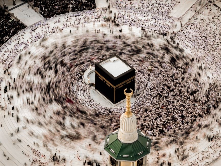 How does the smart masjid finder handle different Qibla direction algorithms for users in remote areas?