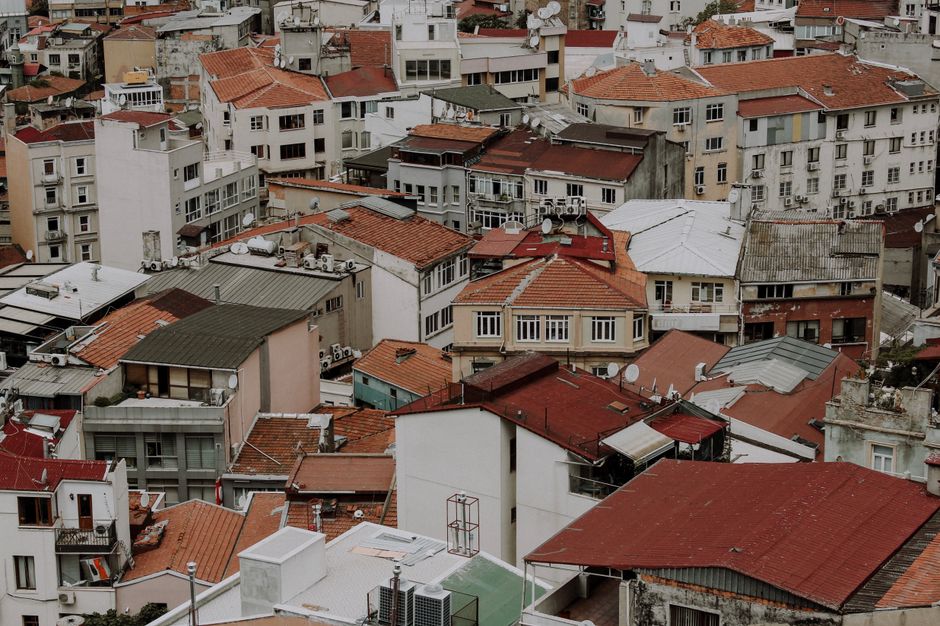 How does the Smart Masjid Finder suggest prayer spaces in densely built urban neighborhoods?