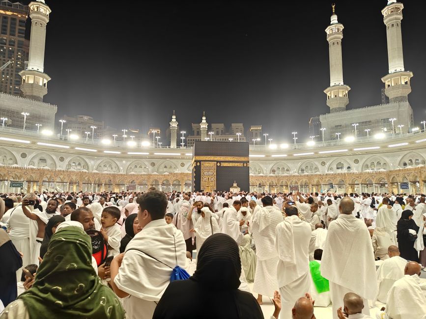 How does the Smart Masjid & Prayer Times Finder calculate Qibla in high‑rise office towers