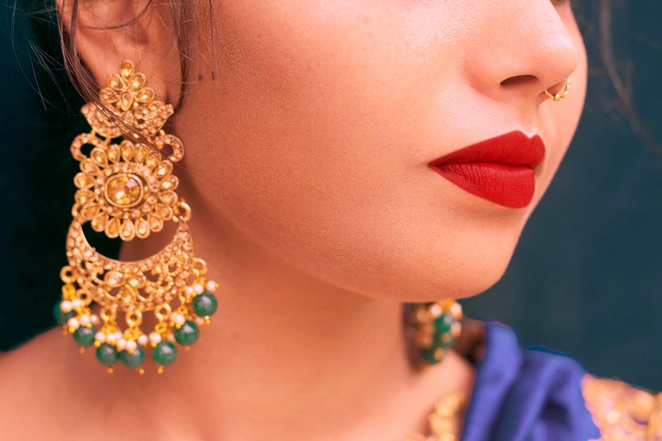 How to accessorize South Asian jewelry with minimalist outfits