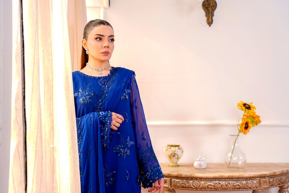 How to choose a Pakistani designer sari‑style dress that fits a petite frame in the U.S.