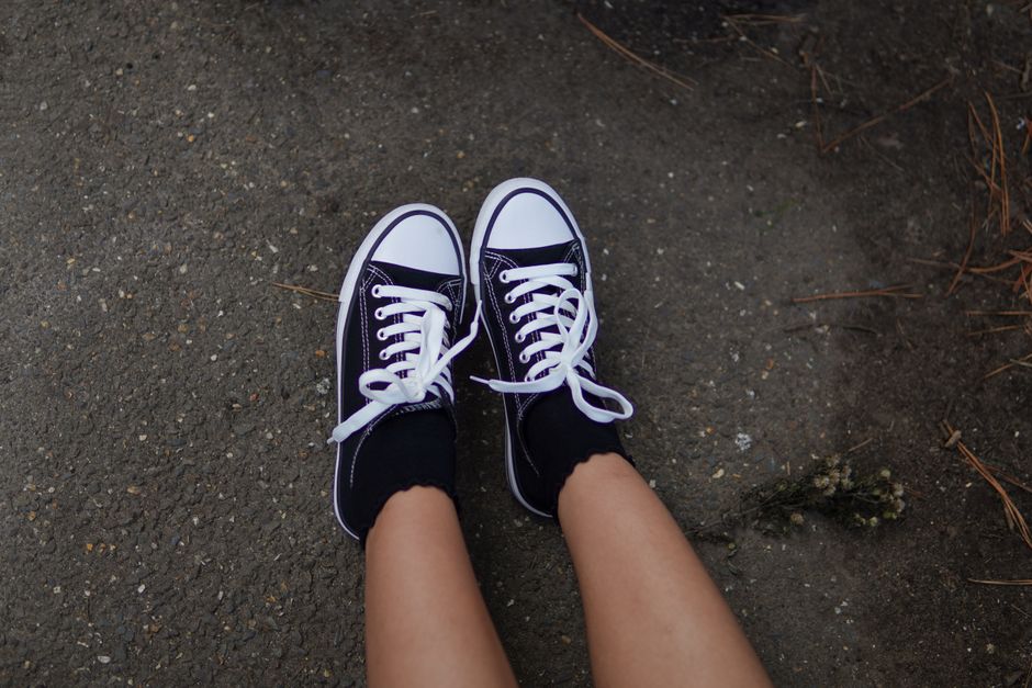 How to combine traditional khussas with contemporary sneakers for everyday style