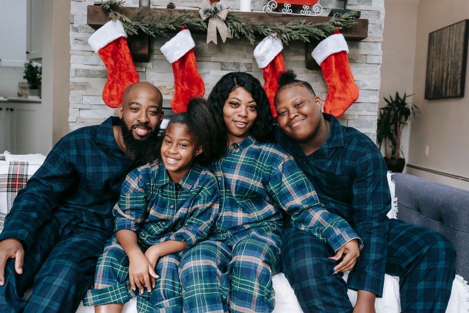 How to create a coordinated family outfit theme using Zarah Styles’ matching men’s and women’s collections for US holiday celebrations