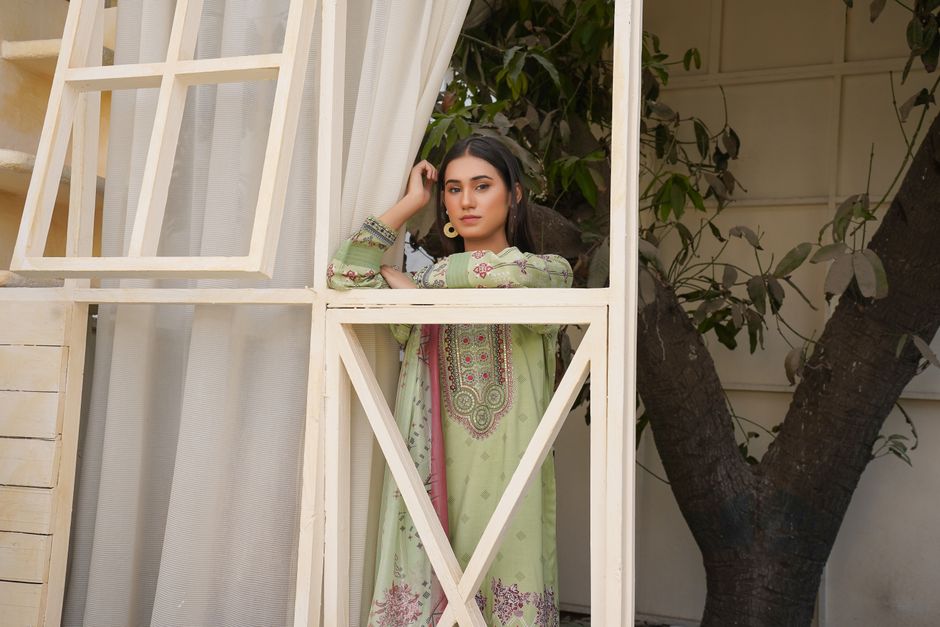 How to pick a Pakistani designer dress that flatters a petite frame in the U.S.