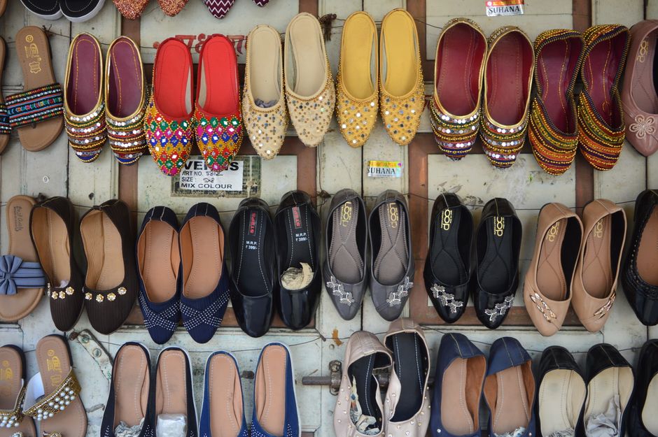 How to style traditional Punjabi juttis with business‑casual outfits in Seattle’s downtown area