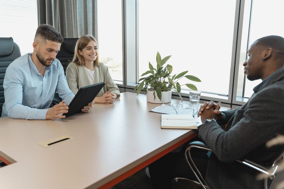 What AI interview assistant features help reduce interview anxiety for remote candidates?
