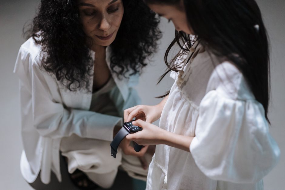 What are the best practices for setting up automatic Sahoor and Iftar alerts on smartwatch devices