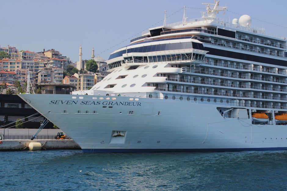 What are the best practices for using a smart masjid finder while traveling on international cruise ships