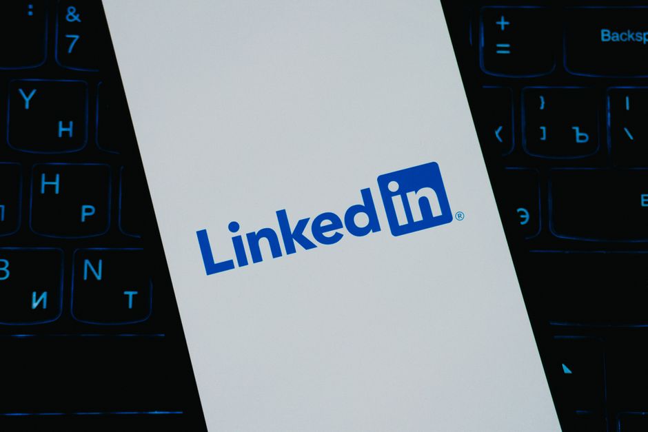 What are the best ways to combine EasyJobsApply’s AI cover letter generator with LinkedIn profile updates for global recruiters