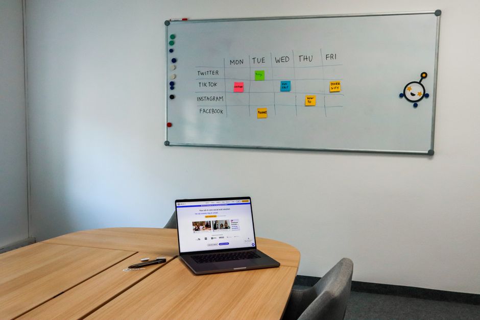 What are the best ways to sync the Ramadan AI calendar with irregular work shifts that change every week?