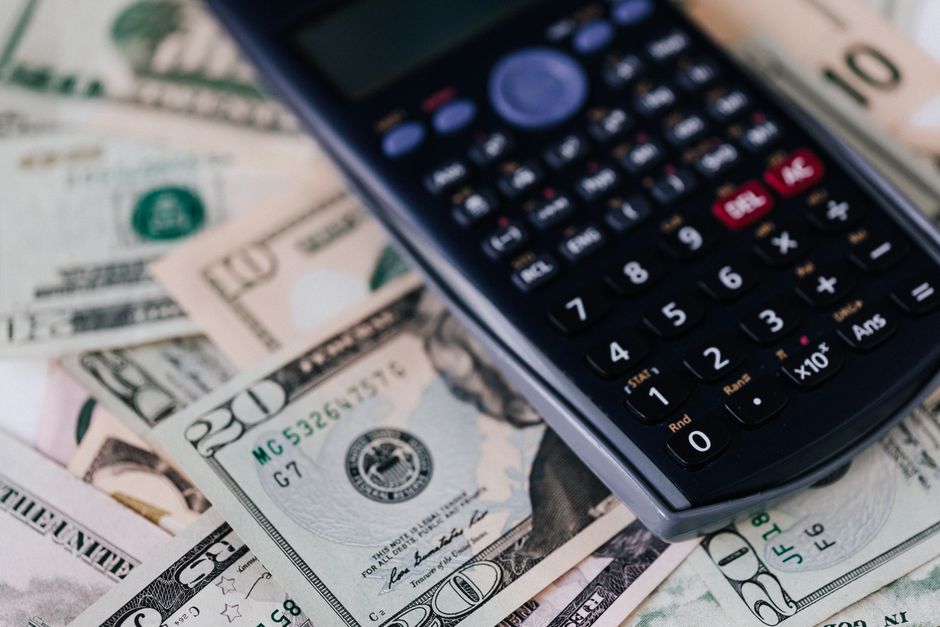 What are the key differences in fee structure between US H‑1B and L‑1 visas when using an AI calculator