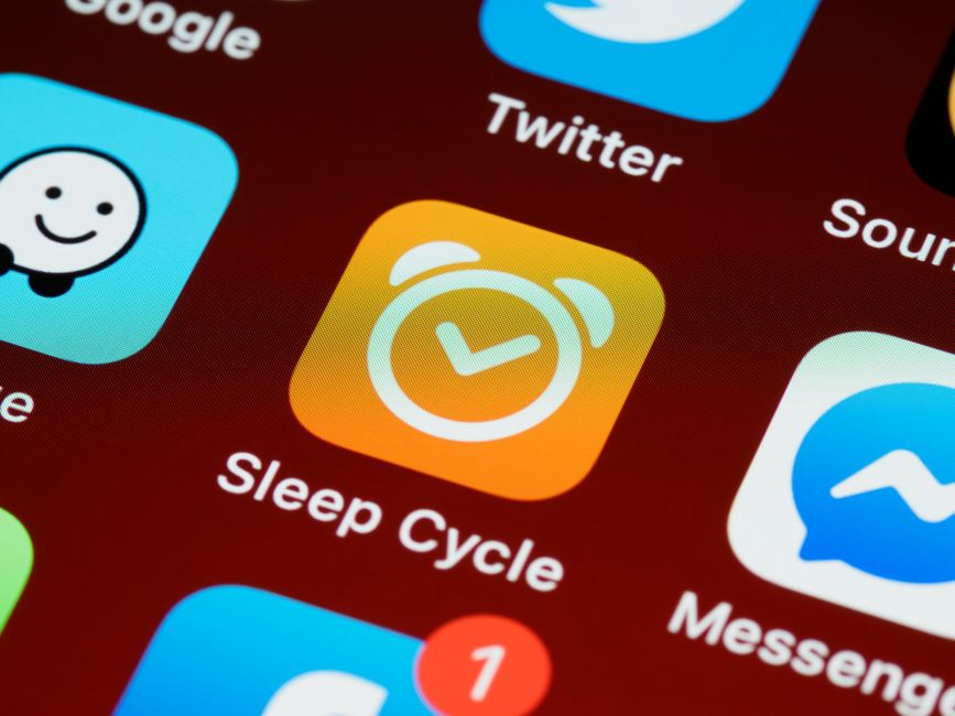 What are the quickest ways to set up automatic sahoor and iftar notifications for users traveling across multiple time zones?