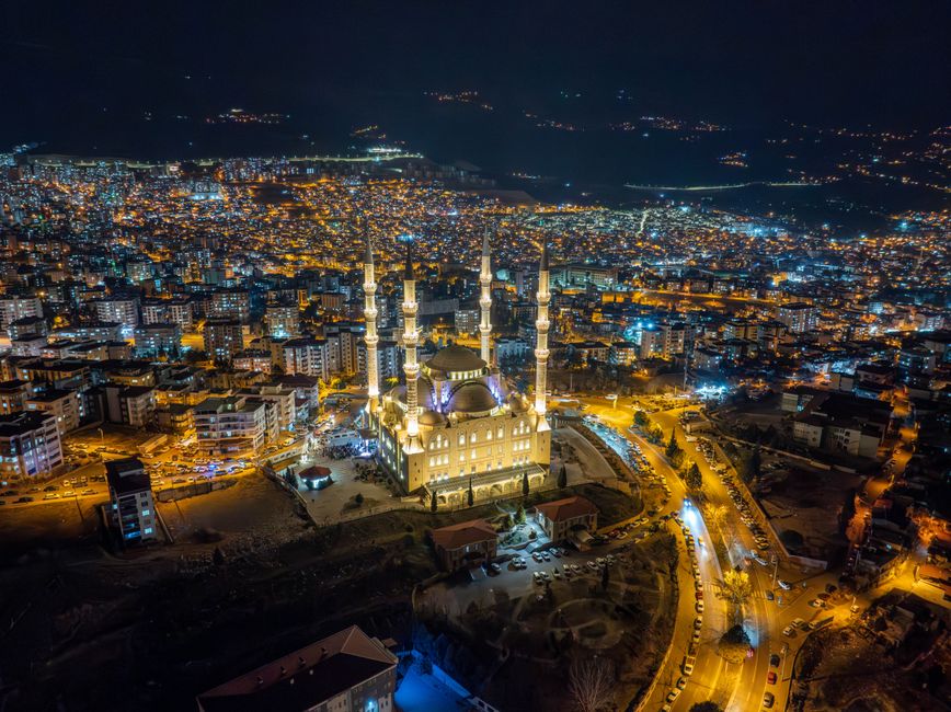 What factors determine accurate prayer times in high‑latitude cities during summer and winter