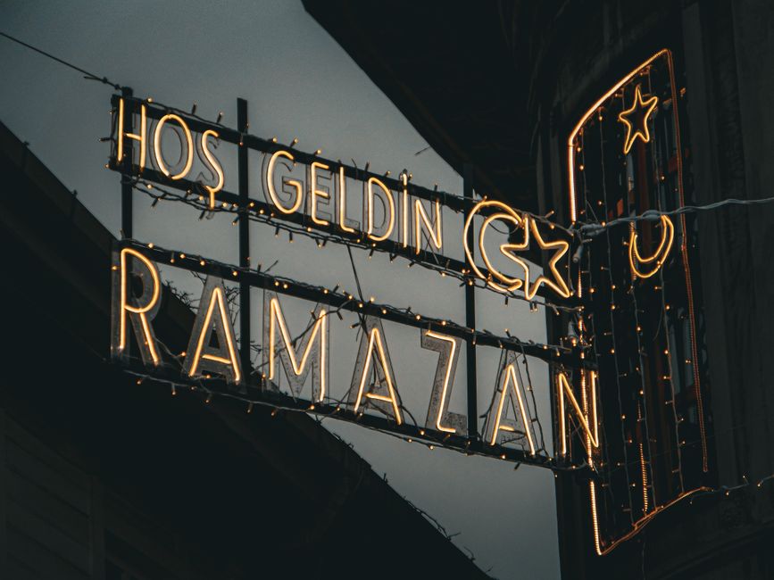 What features does a Ramadan AI calendar offer for people with irregular work hours?