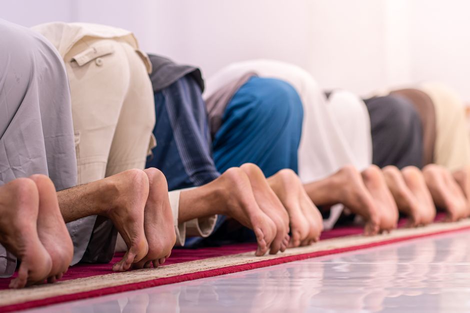 What features help night‑shift professionals maintain proper posture during the nightly Isha prayer using the daily Salah guide?