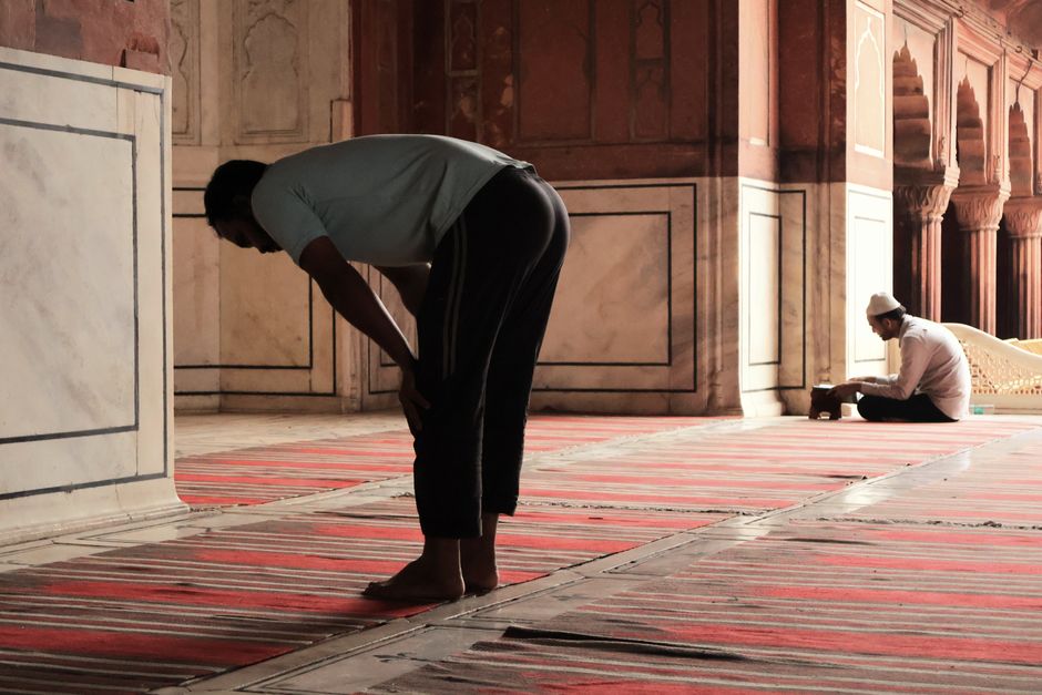 What is the best way to use the smart masjid finder for locating prayer spaces on a university campus?
