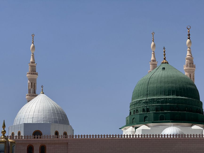 What is the difference between the Makkah and Madina prayer time calculations for a specific city?