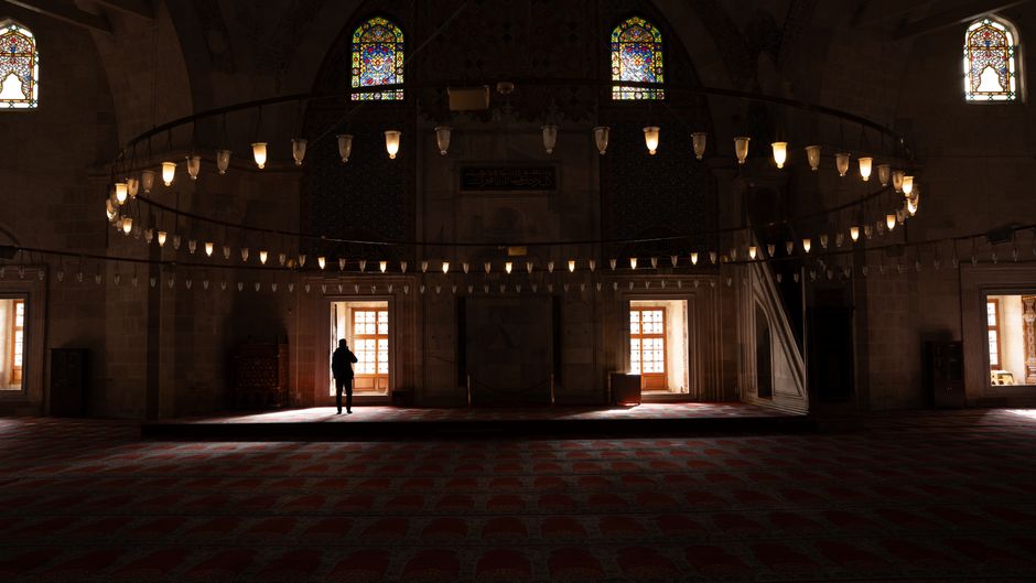 What is the quickest way to set up a travel‑friendly prayer space finder when visiting a city with no official mosque?