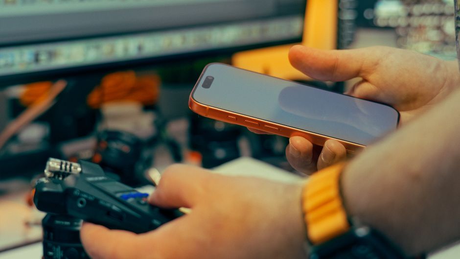 What privacy safeguards does EasyJobsApply have when recording interview transcripts on mobile Safari in iOS 17?”