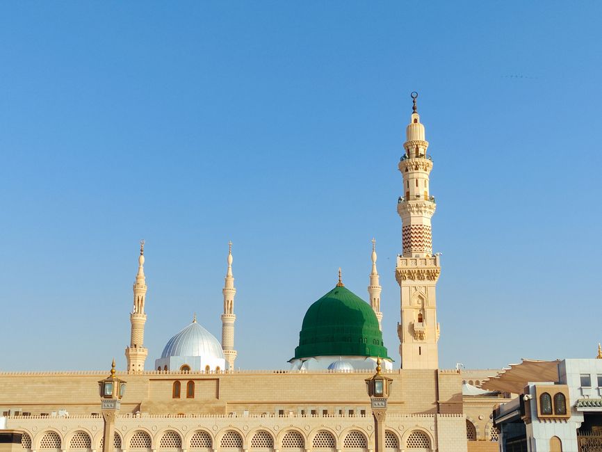 What steps can I take to add a custom mosque to the HalalFaith masjid finder if none appear in my city?