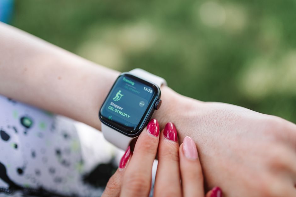 What steps should a remote worker follow to set up automated Sahoor and Iftar reminders on their smartwatch?