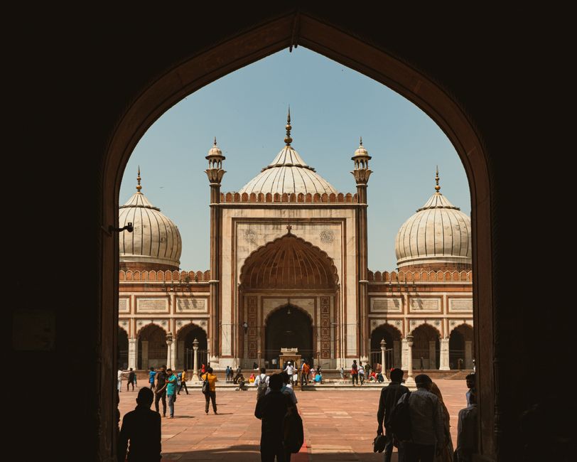 What steps should a traveler follow to use the smart masjid finder when entering a country with limited public prayer spaces?