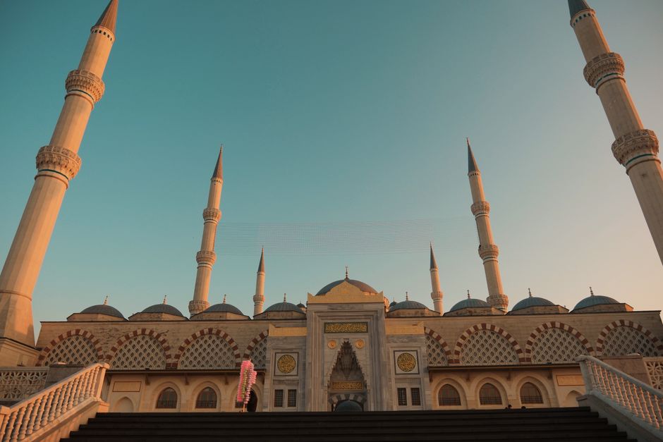 What steps should a traveler take to find a nearby mosque when entering a country with no official prayer facilities?