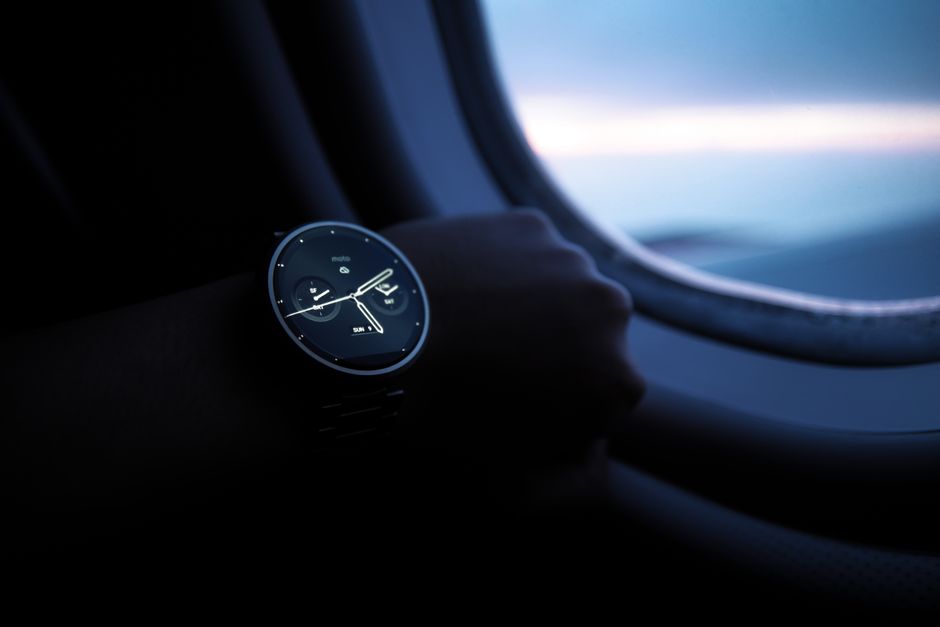What steps should I take to set up automatic Sahoor and Iftar alerts on my smartwatch for travelers on long-haul flights?